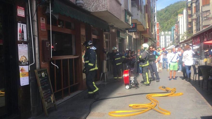 Incendio en la calle de los vinos de Mieres