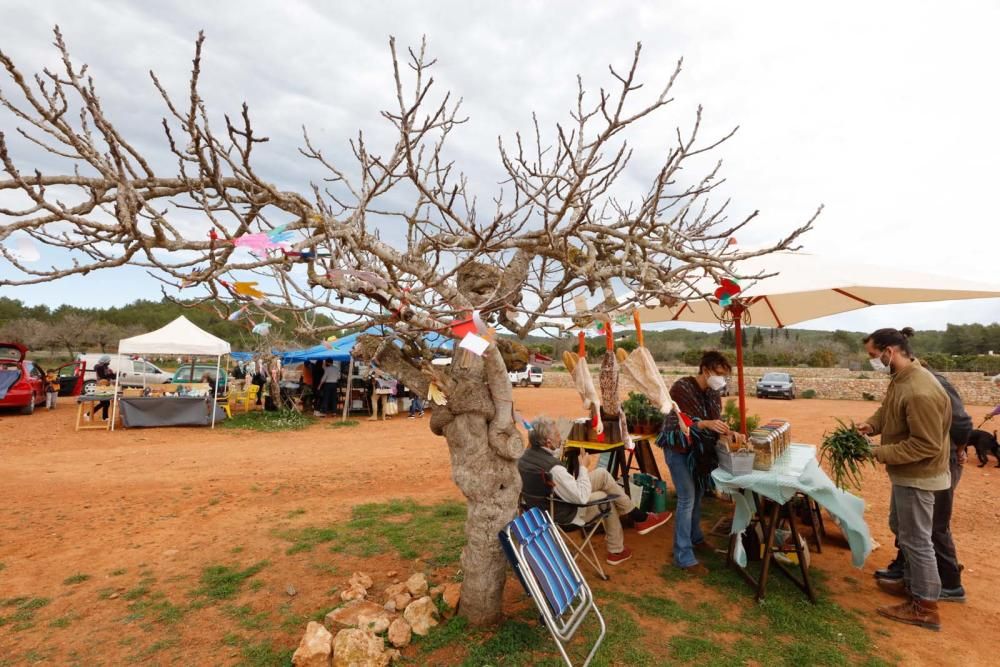 Cada sábado, una veintena de puestos de artesanía y de fruta y verdura se pone en marcha desde las 10 a las 16 horas