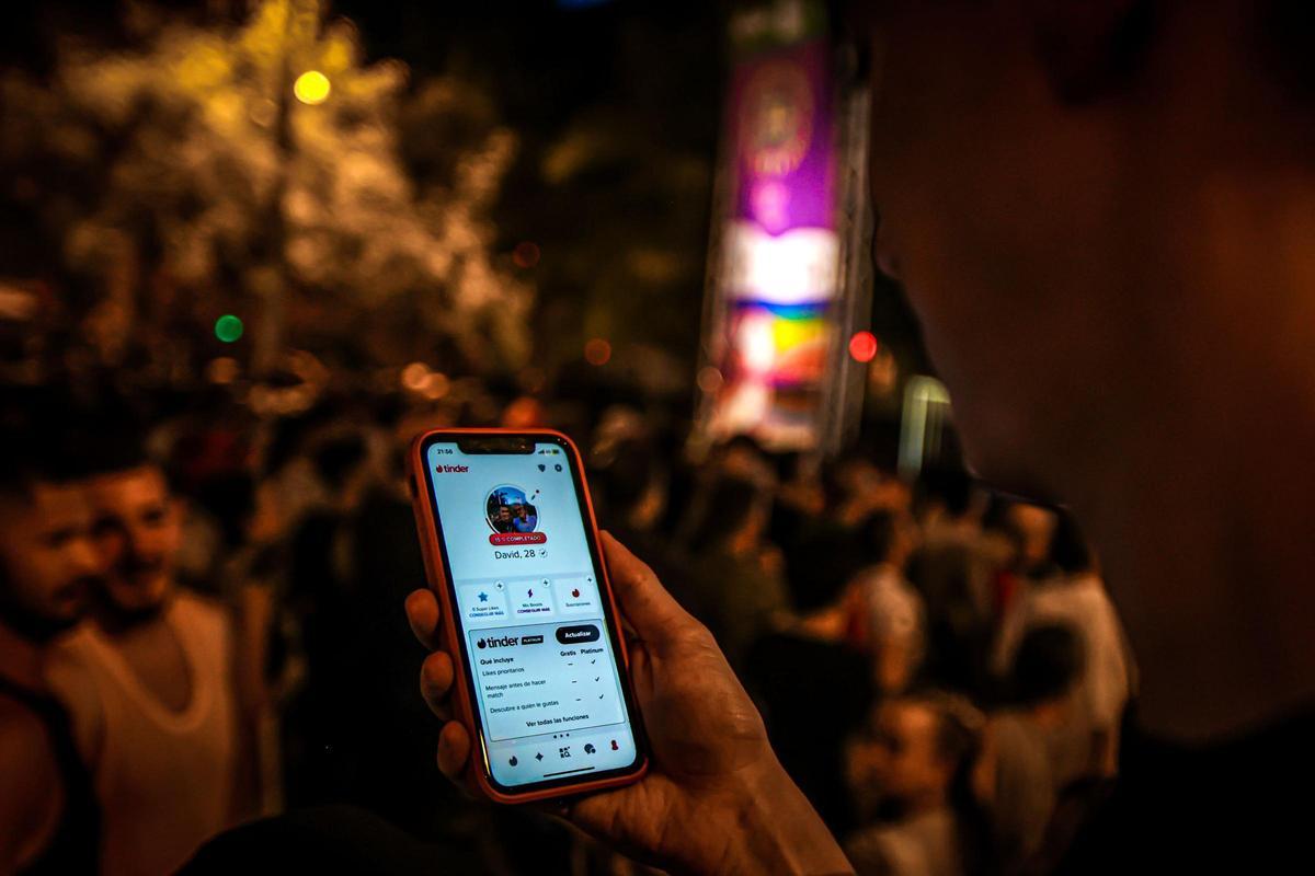 Un joven, utilizando una aplicación para citas, en Barcelona.
