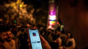 Un joven, utilizando una aplicación para citas, en Barcelona.