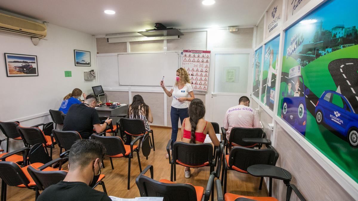 Alumnos de una famosa autoescuela de Ibiza en una imagen de archivo.