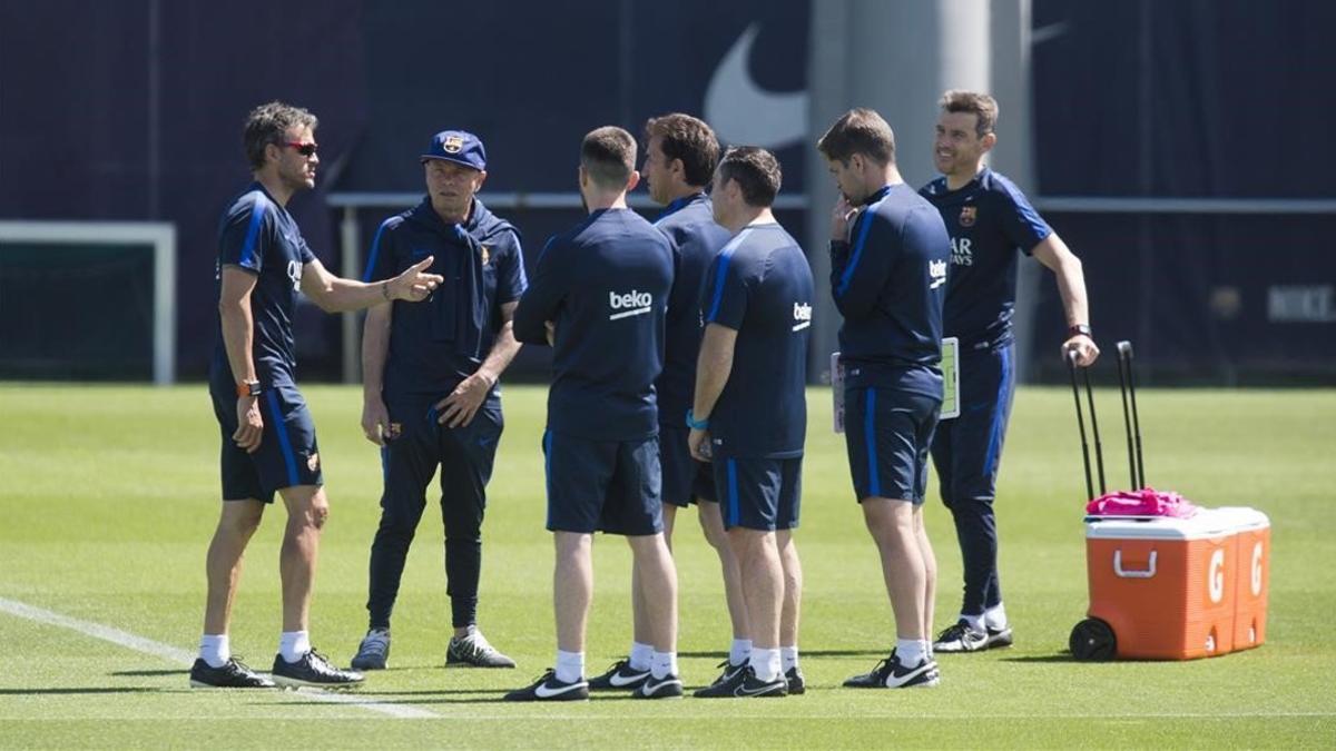 Luis Enrique, con sus ayudantes, en el último entrenamiento antes de recibir al Eibar en el Camp Nou.