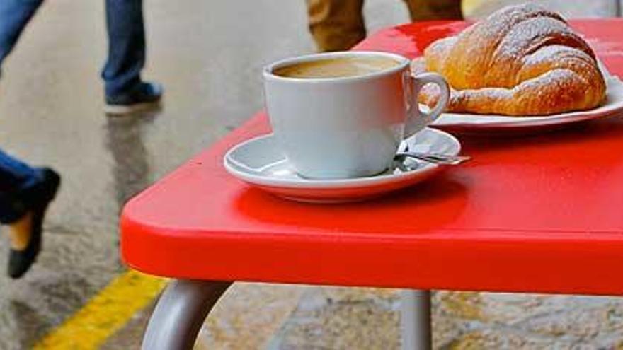Ein Kompromiss zu Tischen und Stühlen auf öffentlichen Wegen ist gefunden.