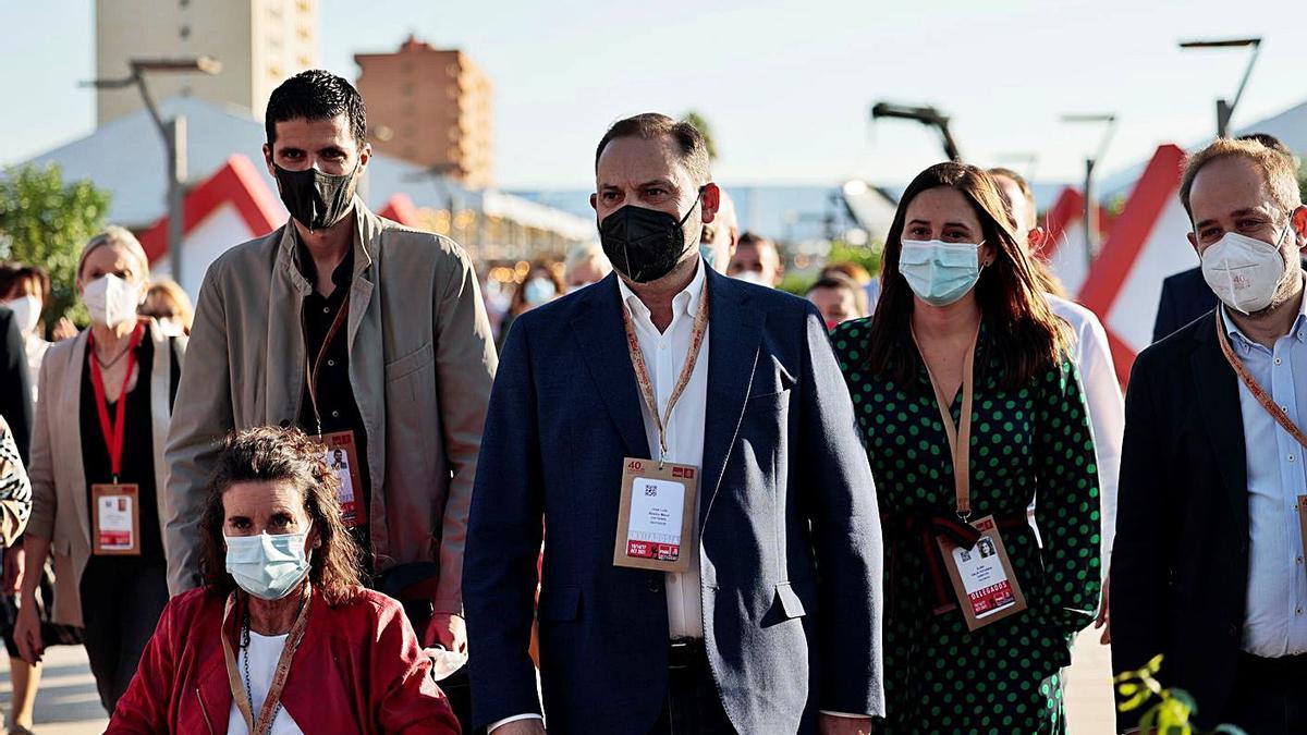 José Luis Ábalos, a su llegada a Feria València, junto a compañeros de su sector. | GERMÁN CABALLERO