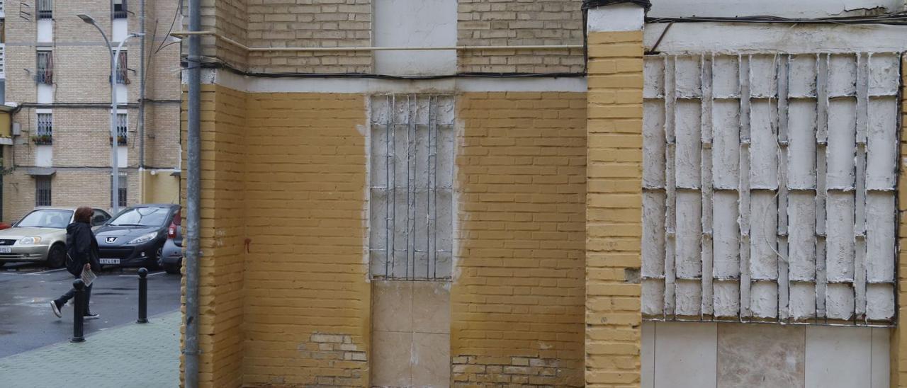 Respuestas al problema: Una vivienda, con las ventanas tapiadas en un edificio de vecinos del Sector Sur.