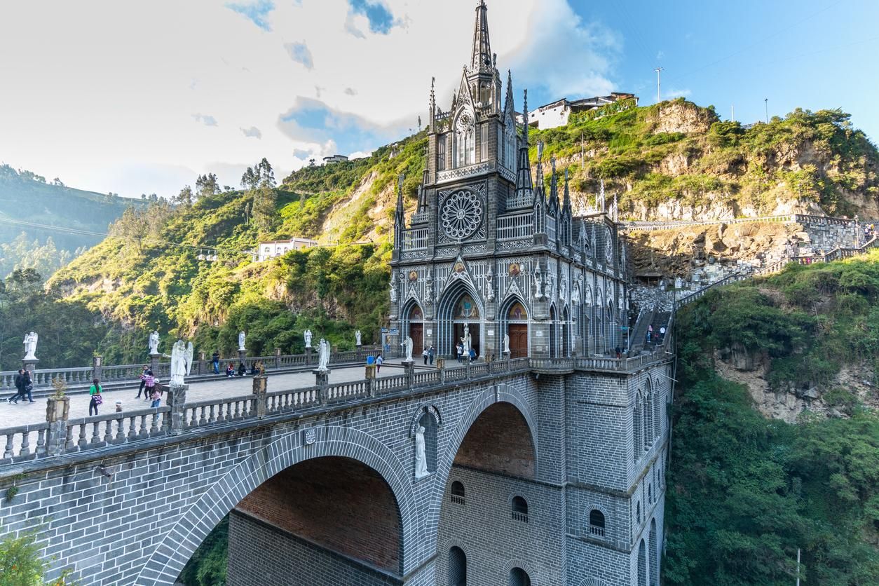 Las lajas es el santuario más famoso de Colombia