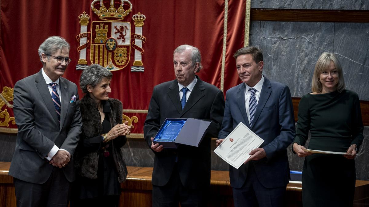 De derecha a izquierda, la letrada de la Administración de Justicia de la Oficina del Jurado de Alicante, Esther Serrano, el presidente de la Audiencia, Juan Carlos Cerón, y el teniente fiscal José Llor ayer junto a dos vocales del CGPJ.