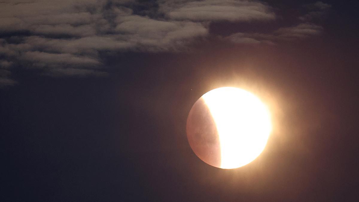 El eclipse de luna, visto cerca de Stonehenge, en Amesbury, al sur de Gran Bretaña.