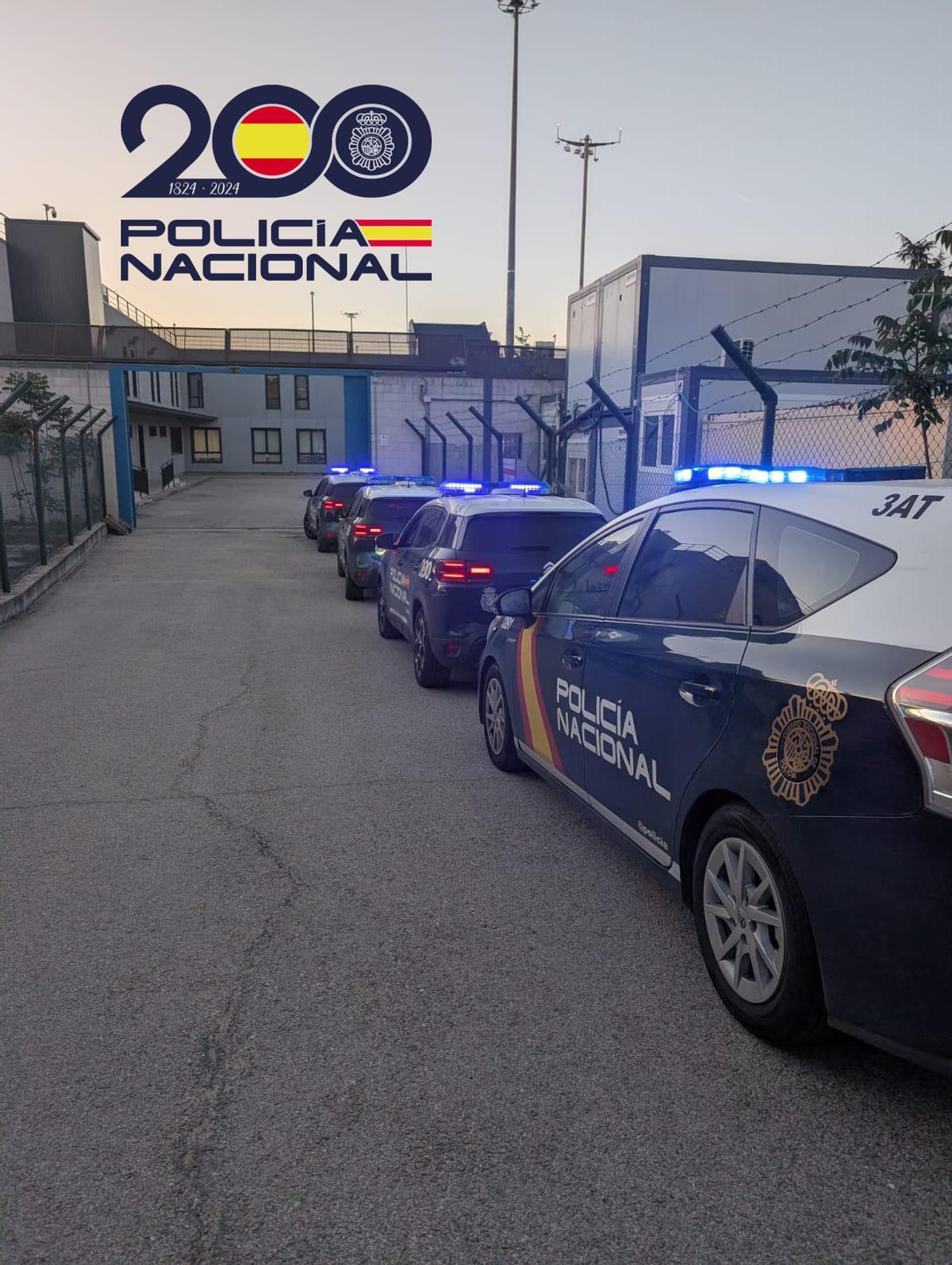 Els diversos vehicles de la Policia Nacional preparats per anar a l'aeroport.