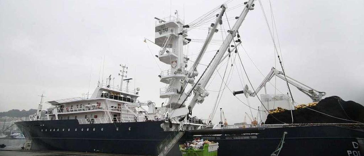 El &quot;Draco&quot; en una parada en Vigo en el año 2009 antes de salir para el Índico. // Carlos Pereira