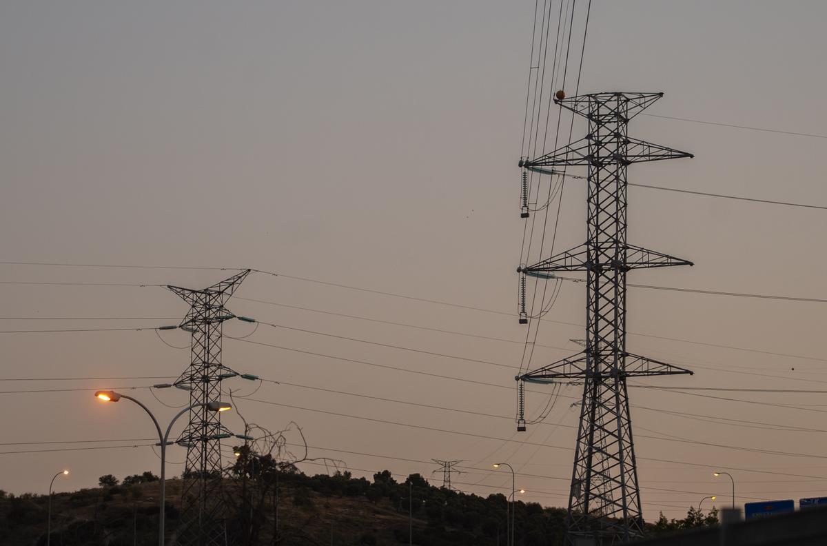 Archivo - Torres de tensión el día en el que el precio de la luz alcanza un máximo histórico, a 20 de julio de 2021, en Rivas-Vaciamadrid, Madrid (España). El precio medio de la luz en el mercado mayorista ha tocado hoy un nuevo máximo histórico, superand