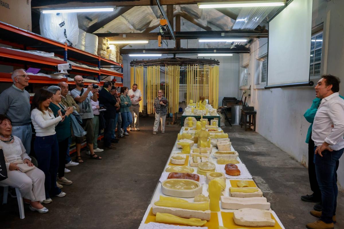 El taller en el que Antoni Miralda presentó su «Romería Update», fusionando su arte con los moldes de exvootos de la histórica Cerería Diéguez, en Pontecesures.