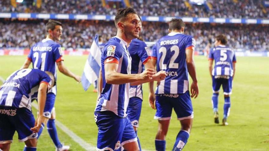 Lucas Pérez celebra el gol del empate contra el Atlético el viernes en Riazor.