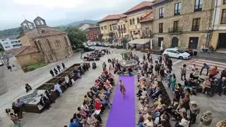 El comercio de Villaviciosa muestra las últimas tendencias a pie de calle: la plaza Obdulio Fernández acogió el desfile de "Primavera de moda"