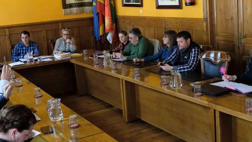 Al fondo, el alcalde, David Moreno, y a la derecha, cuatro de los concejales del PSOE, durante el último Pleno municipal.