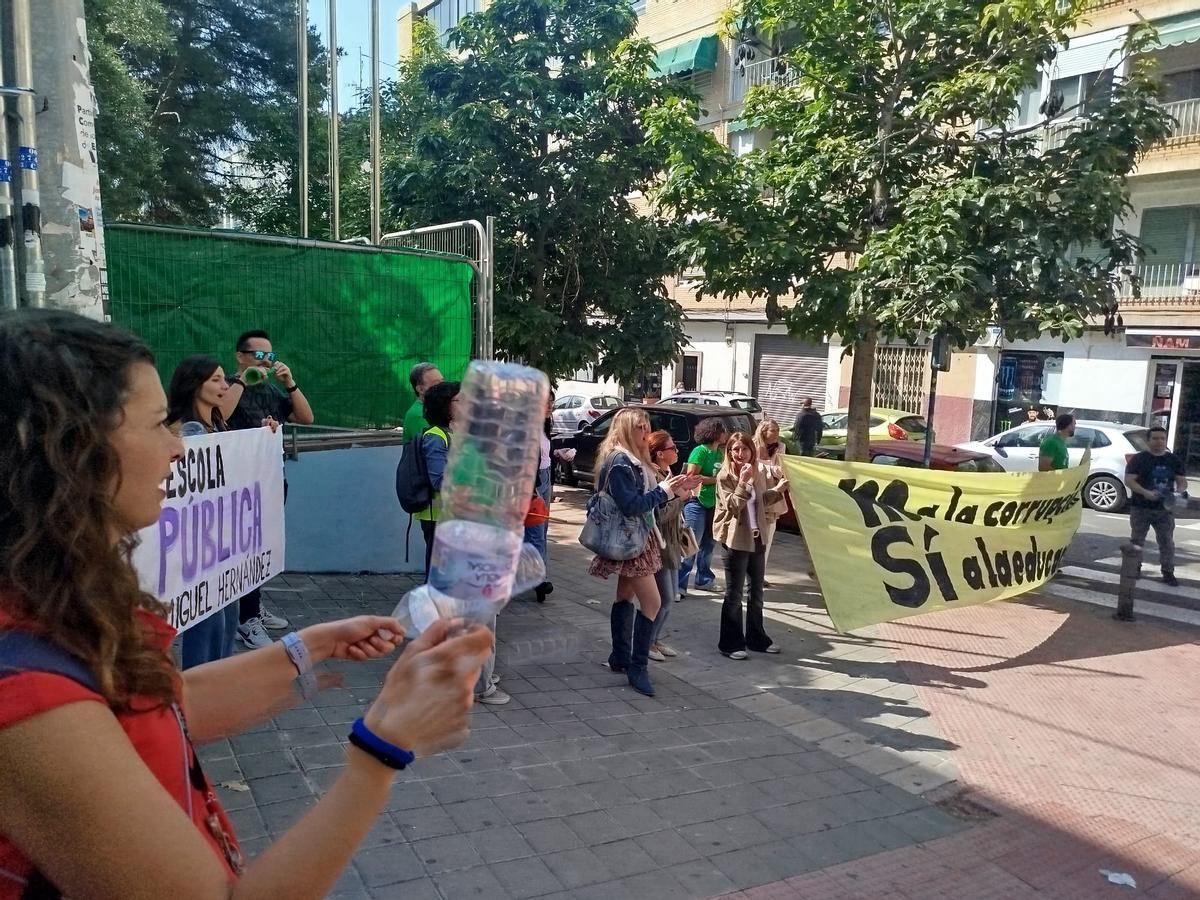 Protesta en el IES Miguel Hernández de Alicante por la situación del sector educativo