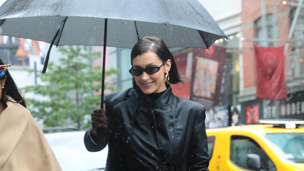 Bella Hadid durante un día de lluvia en Nueva York
