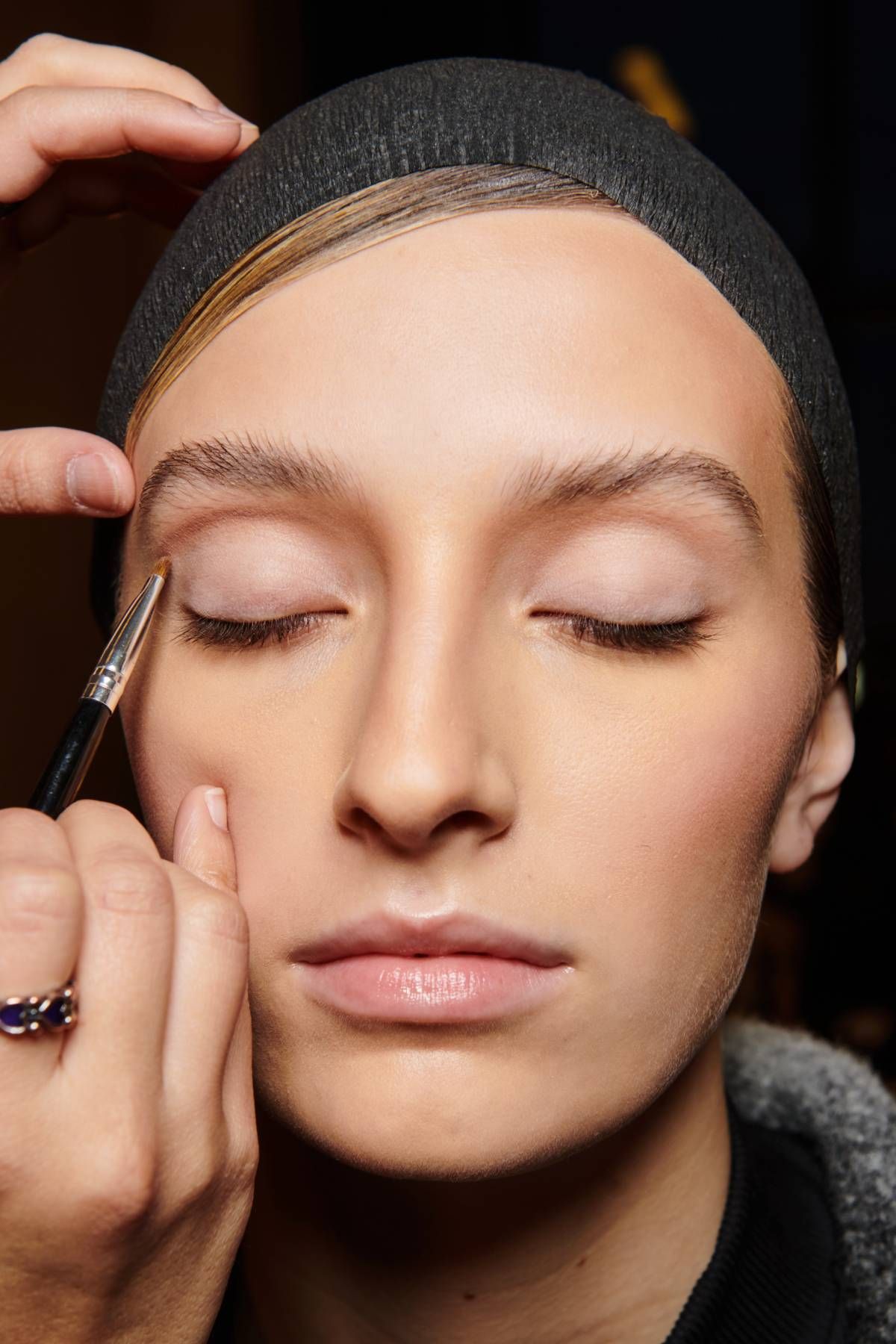 Cinco trucos de maquillaje para que tu look de invitada dure todo el día -  Woman