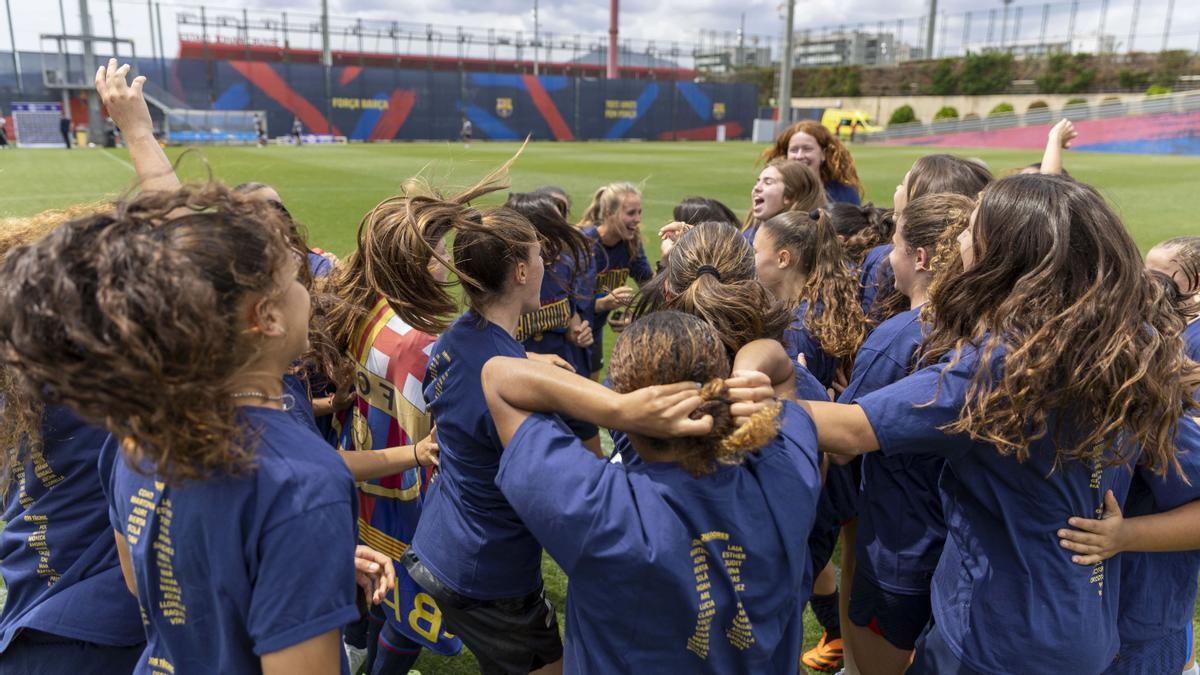 El Barça B celebra el título de Liga