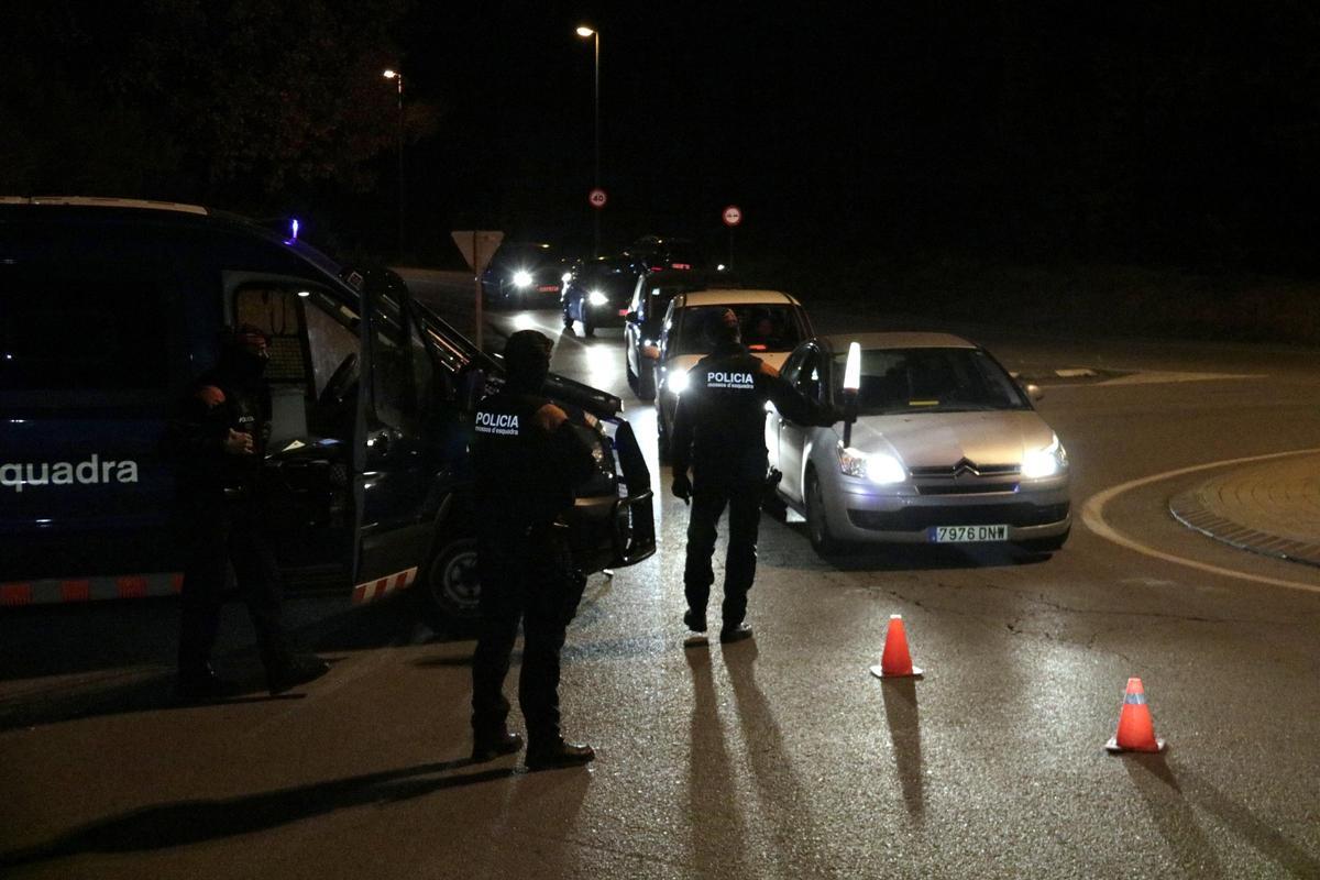 Els Mossos durant un control específic contra els robatoris al Gironés, en una foto d'arxiu.