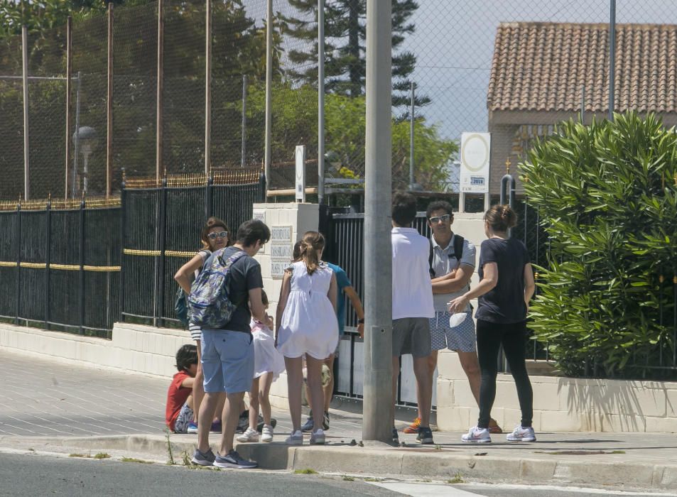 Los más pequeños salen del confinamiento después de más de 40 días pero un gran número de familias salen enteras y no se respeta la distancia de seguridad.