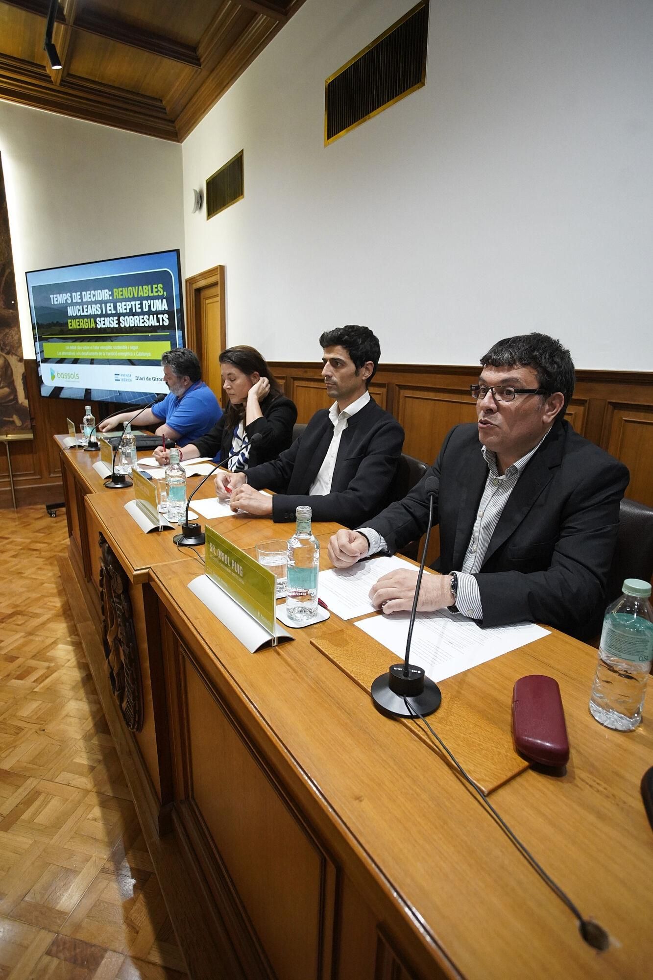 Girona cambra comerç jornada del diari «Temps de decidir: renovables, nuclears i el repte d’una energia sense sobresalts» Miquel Bosch, Director de negoci de Bassols Energia, Olot Prof. Alexandre Deltell, Universitat de Girona, enginyer de Fluids, Energia i Medi Ambient. Sra. Anna Camp, Directora de l’Institut Català d’Energia de Catalunya, Generalitat de Catalunya