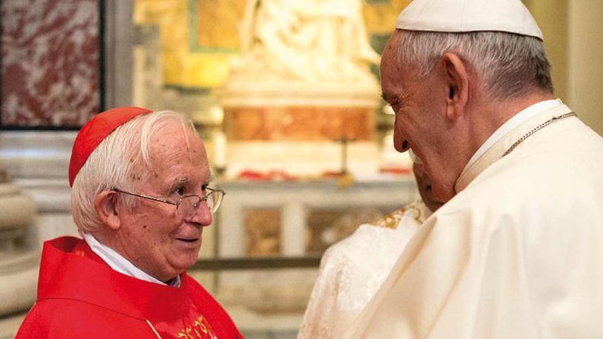 Cañizares saluda al papa en un acto en junio en el Vaticano.