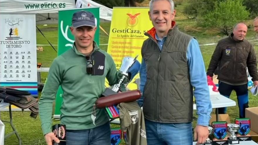 Fernando Marbán recibe el trofeo de campeón provincial. | DZC