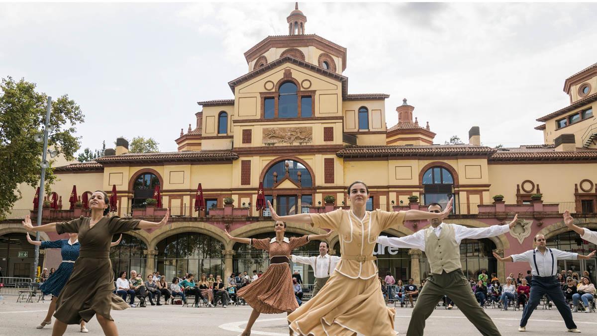 Espectacle de dansa davant del Teatre Lliure de Montjuïc