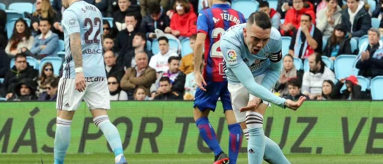 Iago Aspas muestra su enfado después de que el árbitro lo amonestase por caer en el área del Eibar en una jugada con Tejero. // Marta G.Brea