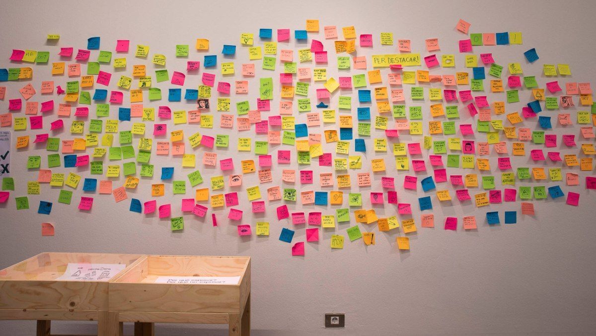 Centenares de ’post-it’ en una exposición. /