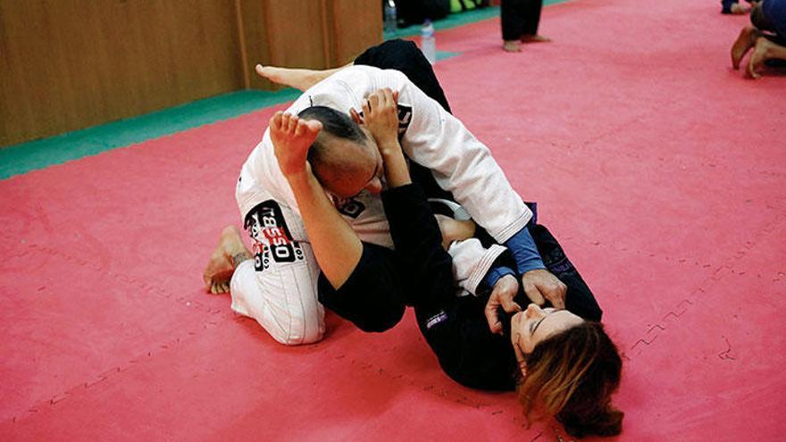 Mit den richtigen Techniken können im Jiu Jitsu auch kräftigere Gegner besiegt werden.