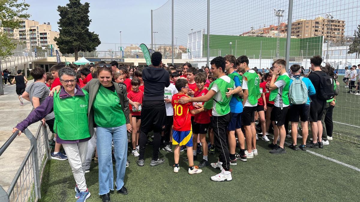 Participantes en la carrera a beneficio de la Asociación contra el Cáncer en la Ciudad Deportiva de Alicante