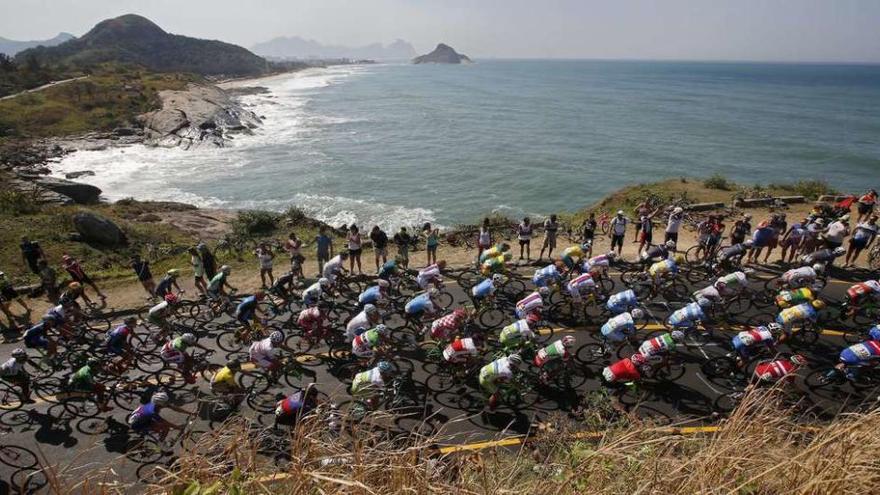 El pelotón pasa junto a la costa en un momento del recorrido. // Efe