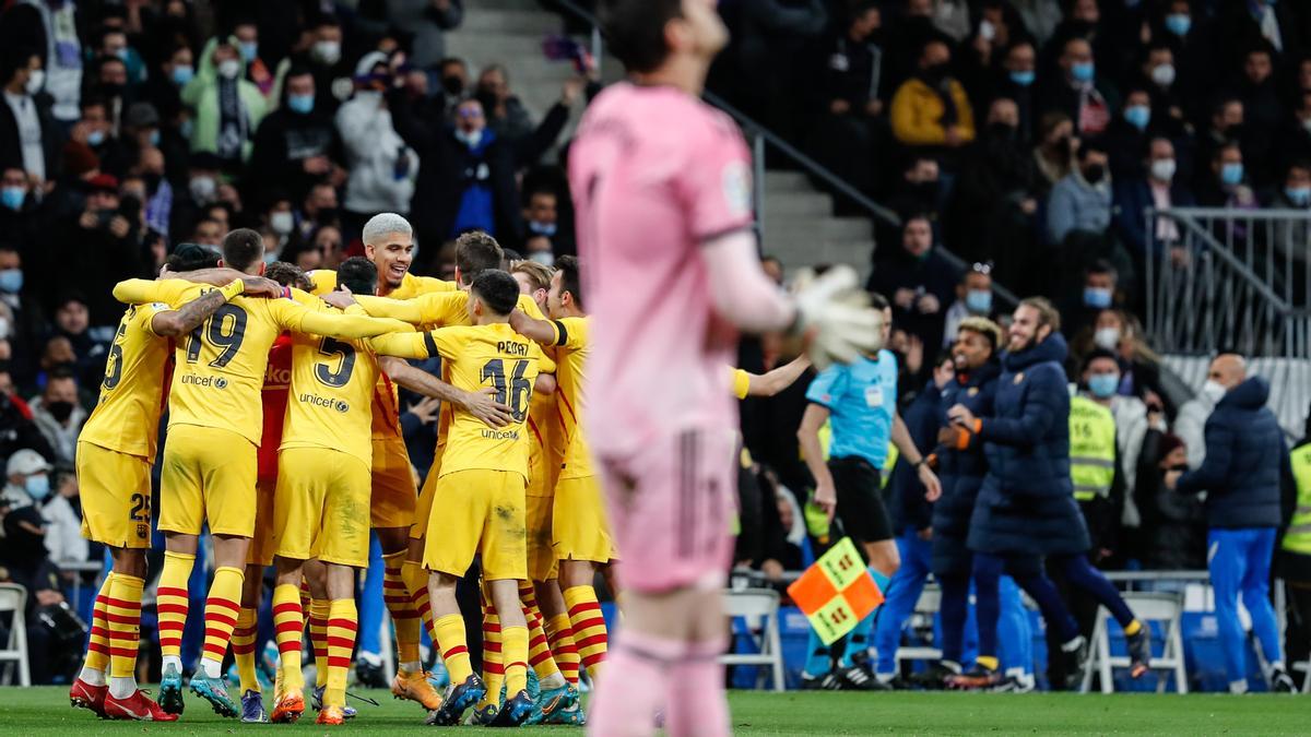 Los jugadores del Barça celebran el 0-4 en el Santiago Bernabéu