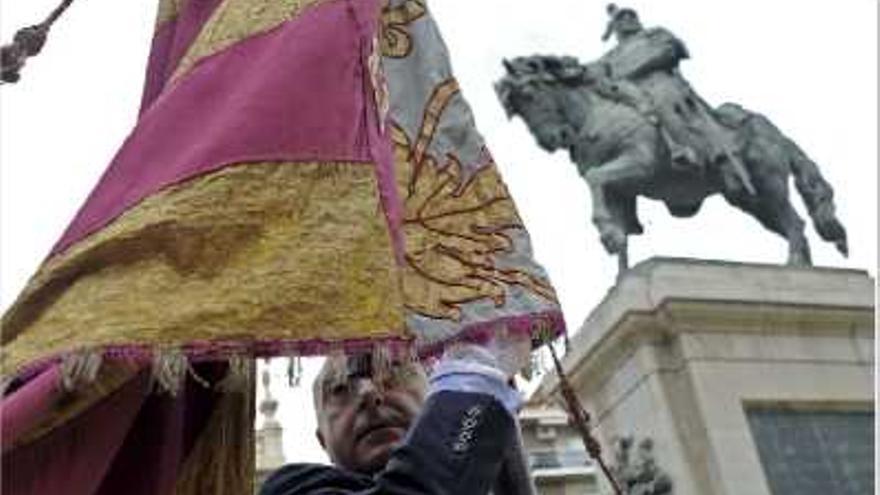 El concejal Alfonso Novo porta la Senyera ante la estatua de Jaume I en un 9 d&#039;Octubre.