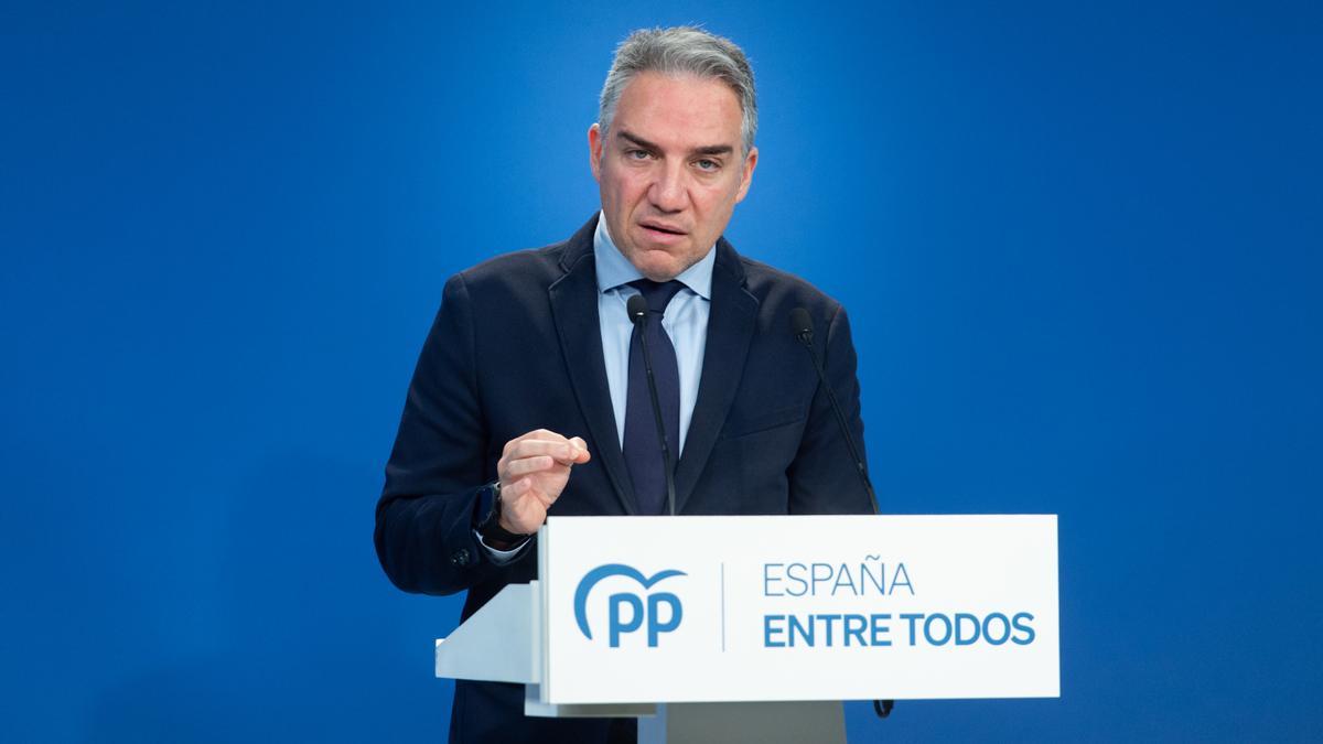 El coordinador general del PP y director de Campaña, Elías Bendodo, durante una rueda de prensa, en la sede nacional del PP, a 2 de febrero de 2023, en Madrid (España). La rueda de prensa tiene lugar antes de la reunión de los coordinadores de campaña de