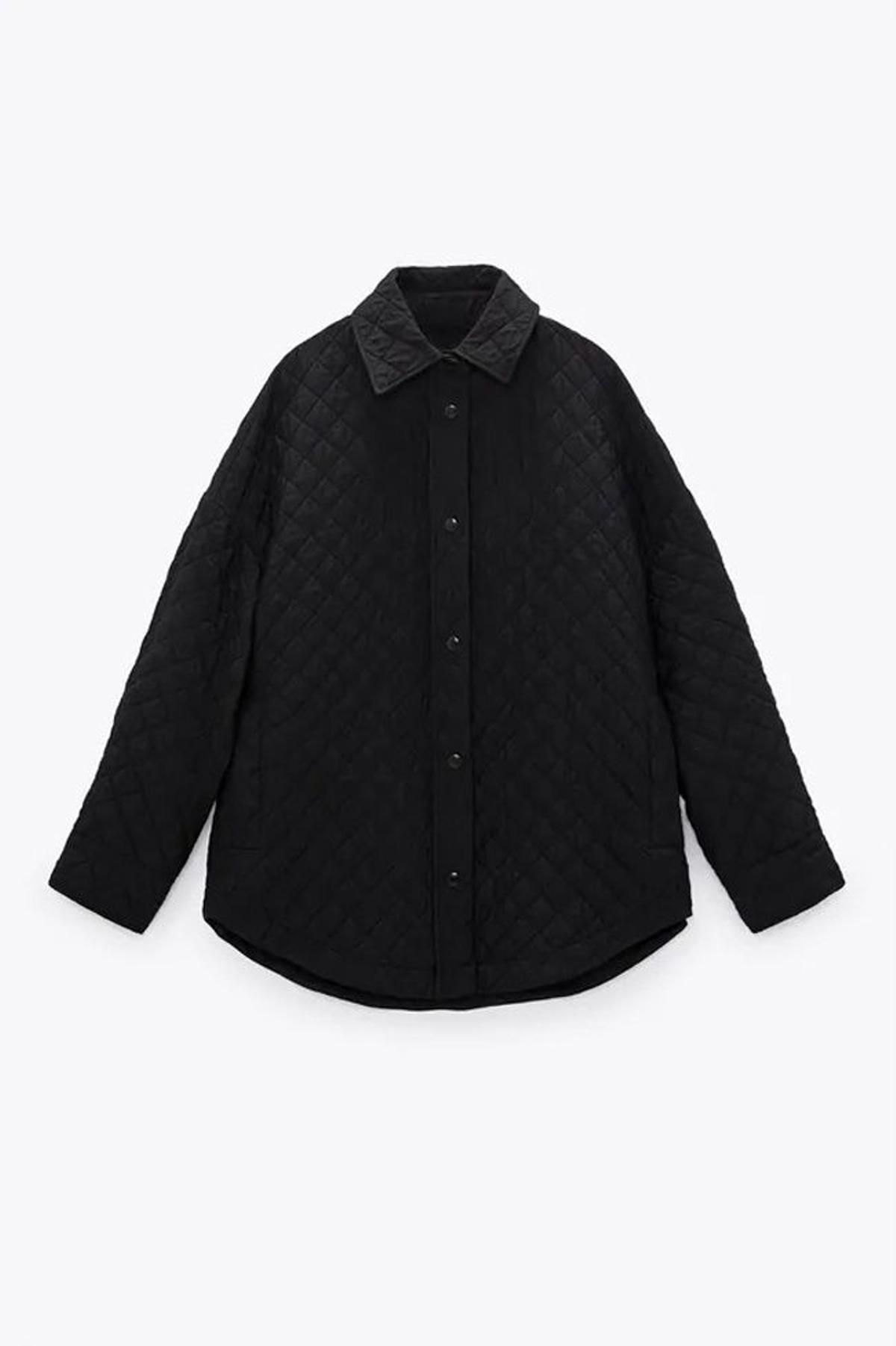 Sobrecamisa acolchada negra, de Zara