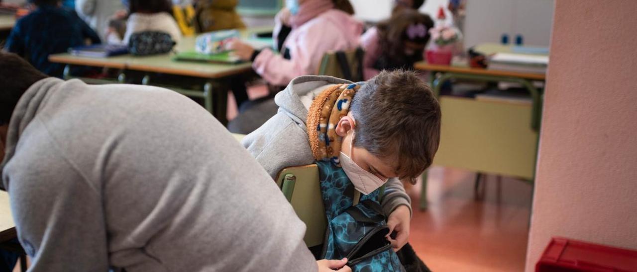 Un niño revisa su mochila en un aula de un centro escolar en Tenerife.