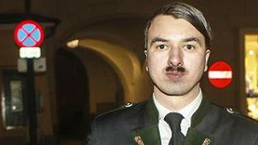 Detenido un hombre por pasear disfrazado de Hitler en la localidad natal del líder nazi
