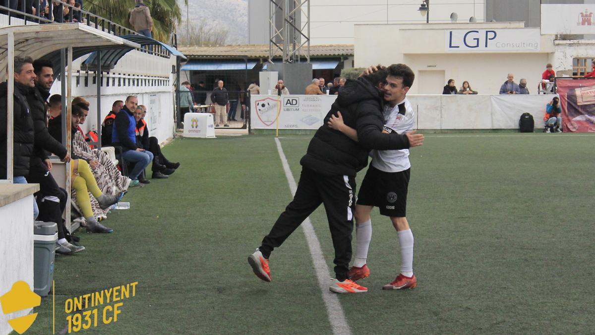 Pablo Francés celebra el gol con su compañero lesionado Pablo Bonet.