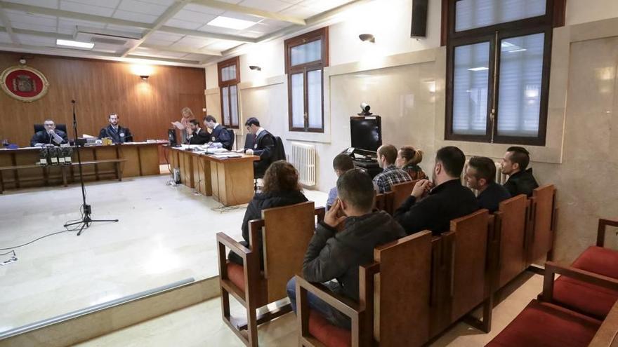 Los acusados de narcotráfico, ayer, durante la primera sesión del juicio en la Audiencia Provincial de Palma.