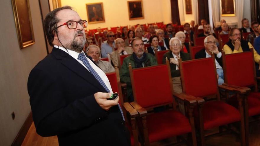 José Antonio Sáenz de Santamaría, en una conferencia en Oviedo.