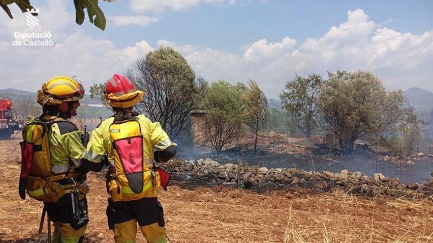 El accidente de un camión provoca un incendio forestal en Atzeneta del Maestrat