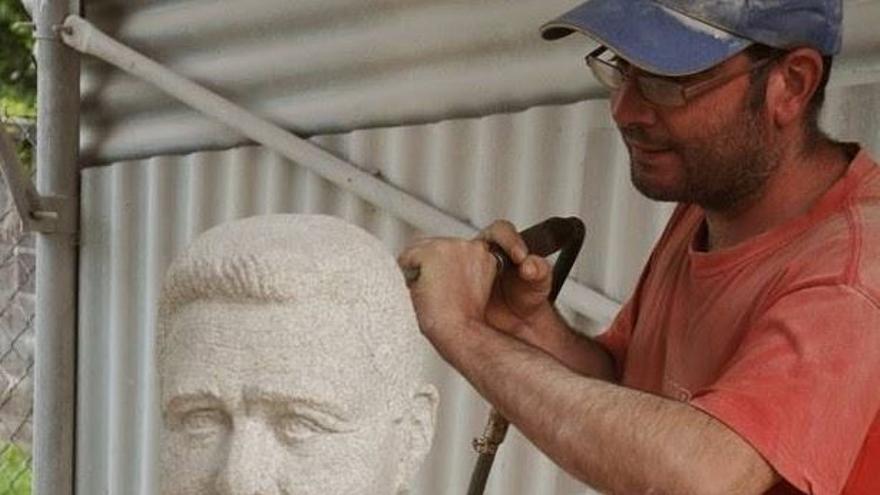 Los viejos oficios: Julio Martínez, el escultor que oye el latido de las piedras