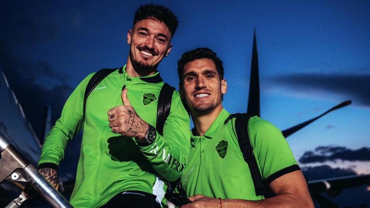 Josan y Dituro se suben al avión del Elche CF rumbo a Mallorca.