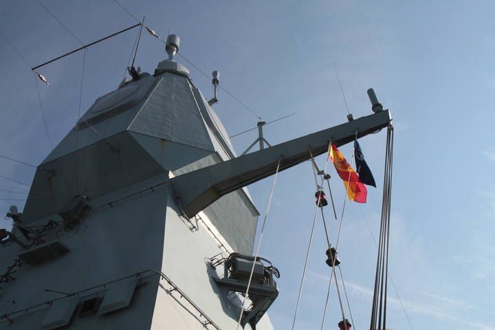 Die Fregatte "Hamburg" im Hafen von Palma