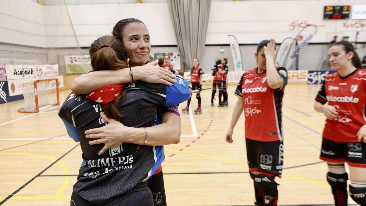 Sara Lolo y Vicky Novo se abrazan tras su último partido en Mata Jove, en presencia de Ana Catarina y Candela Gallo.