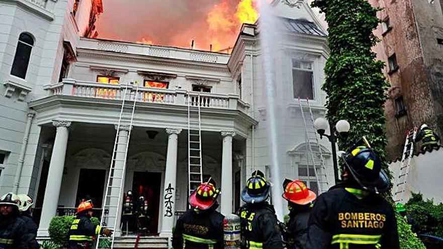 Els bombers lluiten contra les flames en un edifici de la universitat atacada.