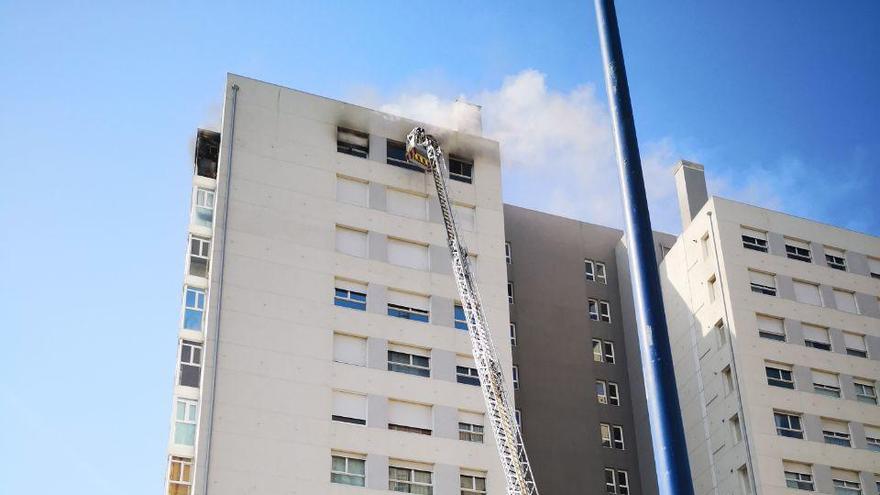 Los bomberos sofocan el incendio en Navia. // Julio Gil